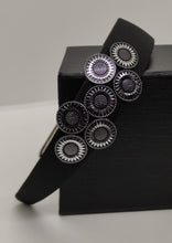 Cargar imagen en el visor de la galería, Diadema forrada de satén con decoración lateral de pvc