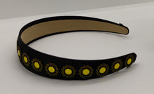 Cargar imagen en el visor de la galería, Diadema forrada de satén negro con decoración flores de pvc acabado metálico
