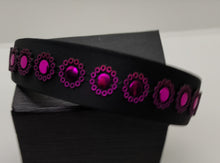 Cargar imagen en el visor de la galería, Diadema forrada de satén negro con decoración flores de pvc acabado metálico