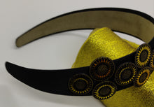 Cargar imagen en el visor de la galería, Diadema forrada de satén con decoración lateral de pvc