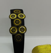 Cargar imagen en el visor de la galería, Diadema forrada de satén con decoración lateral de pvc