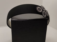 Cargar imagen en el visor de la galería, Diadema forrada de satén con decoración lateral de pvc