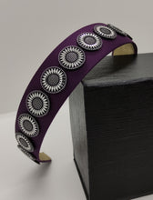 Cargar imagen en el visor de la galería, Diadema forrada de satén con decoración de pvc
