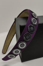 Cargar imagen en el visor de la galería, Diadema forrada de satén con decoración de pvc