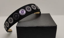 Cargar imagen en el visor de la galería, Diadema forrada de satén con decoración de pvc