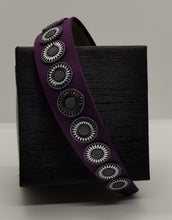 Cargar imagen en el visor de la galería, Diadema forrada de satén con decoración de pvc