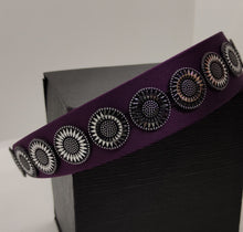 Cargar imagen en el visor de la galería, Diadema forrada de satén con decoración de pvc