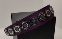 Cargar imagen en el visor de la galería, Diadema forrada de satén con decoración de pvc