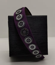 Cargar imagen en el visor de la galería, Diadema forrada de satén con decoración de pvc