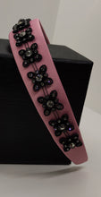 Cargar imagen en el visor de la galería, Diadema forrada de satén con decoración de pvc floral con strass