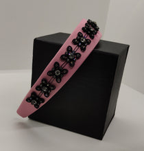 Cargar imagen en el visor de la galería, Diadema forrada de satén con decoración de pvc floral con strass
