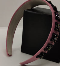 Cargar imagen en el visor de la galería, Diadema forrada de satén con decoración de pvc floral con strass