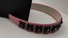 Cargar imagen en el visor de la galería, Diadema forrada de satén con decoración de pvc floral con strass
