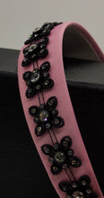 Cargar imagen en el visor de la galería, Diadema forrada de satén con decoración de pvc floral con strass
