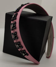 Cargar imagen en el visor de la galería, Diadema forrada de satén con decoración de pvc floral con strass