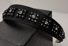 Cargar imagen en el visor de la galería, Diadema forrada de satén con decoración de pvc floral con strass